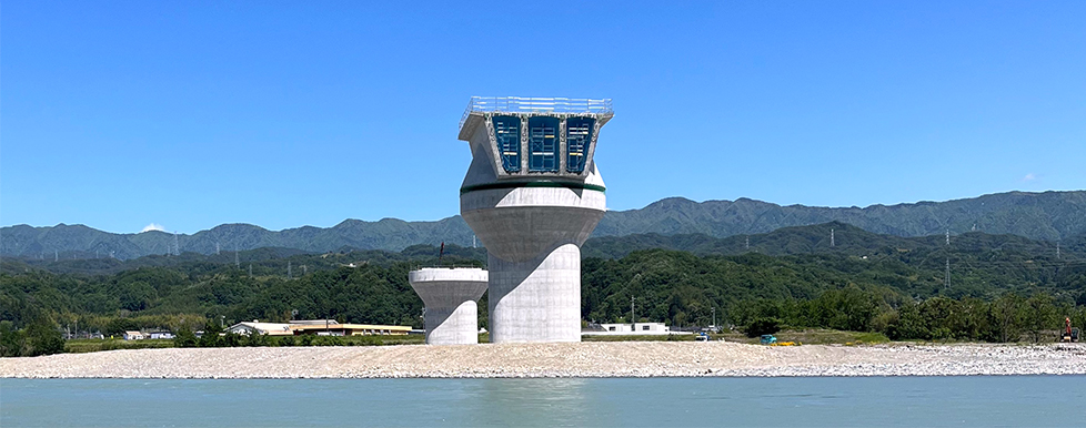 姿を現わしたリニア中央新幹線天竜川橋梁橋脚(喬木側)